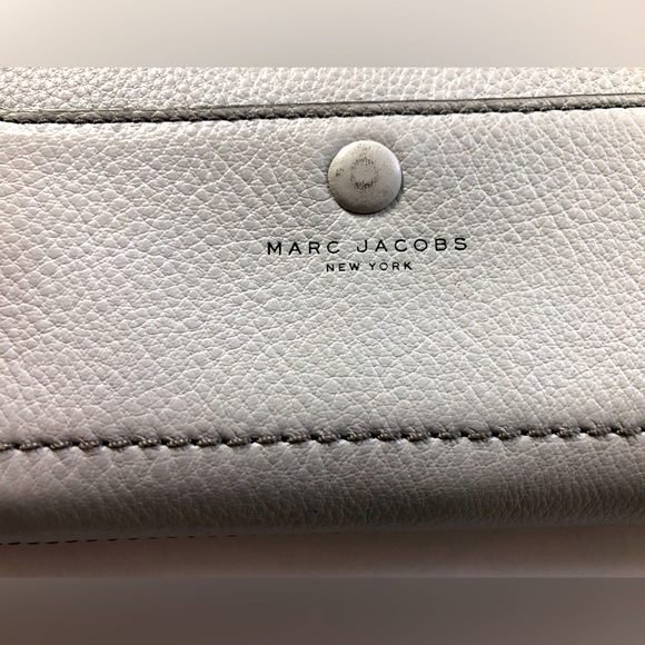 Marc Jacobs Leather Light Grey Zipper Around Wallet - Picture 3 of 5